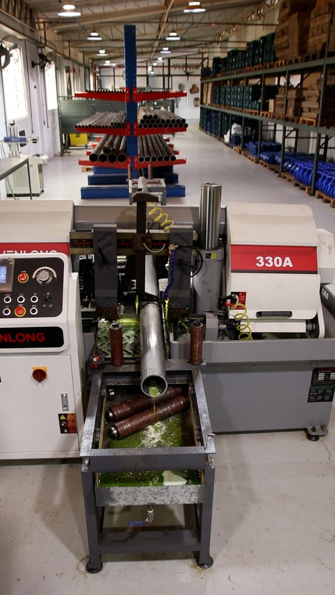 Serra de corte automática cortando um tubo de ferro galvanizado com resfriamento líquido, na fábrica da Forthy em Porto Feliz/SP