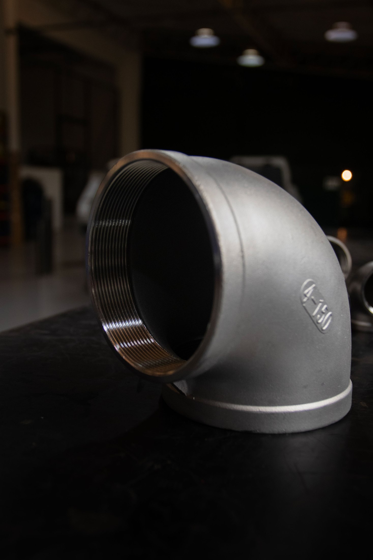 Cotovelo de aço inox 304 de grande diâmetro, com marcação de norma gravada, na fábrica da Forthy