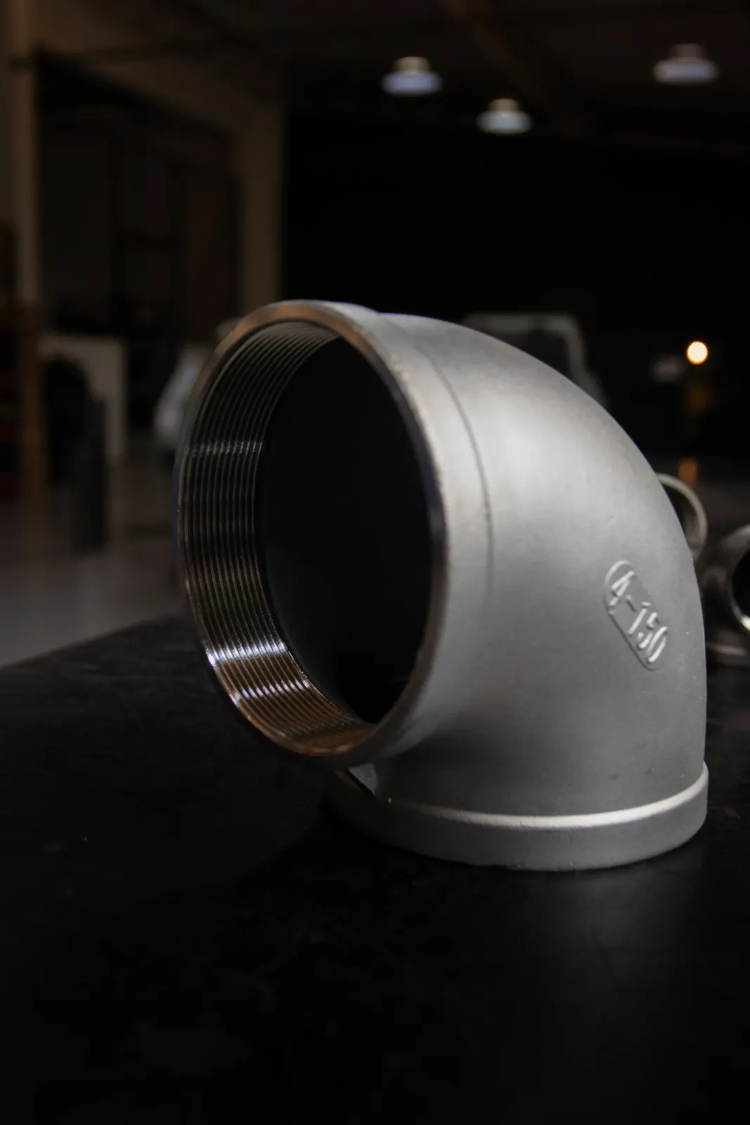 Cotovelo de aço inox 304 de grande diâmetro, com marcação de norma gravada, na fábrica da Forthy