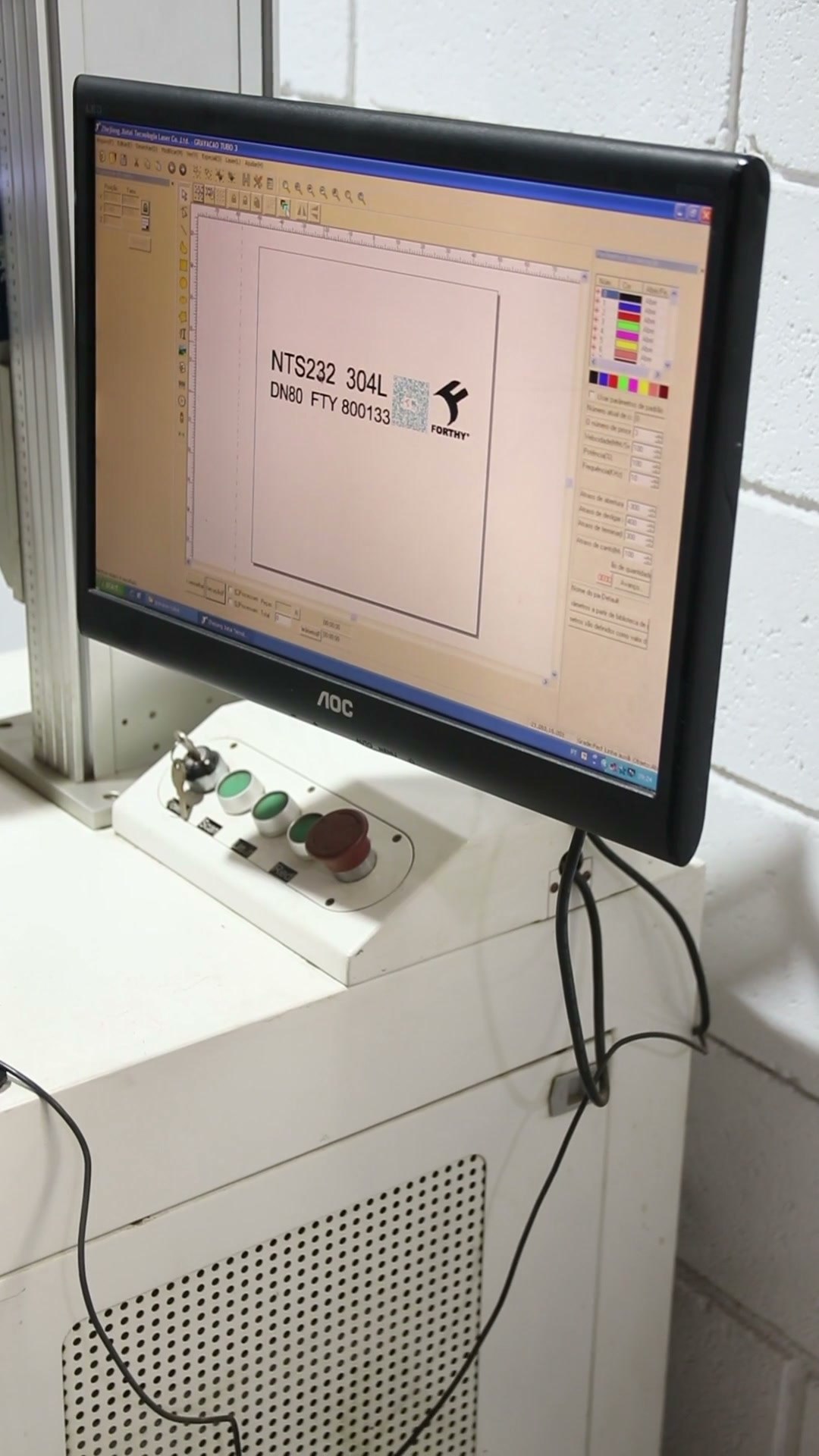 Tela do software de gravação a laser com o desenho da marcação NTS 232 304L e o logo Forthy, no painel de controle da máquina