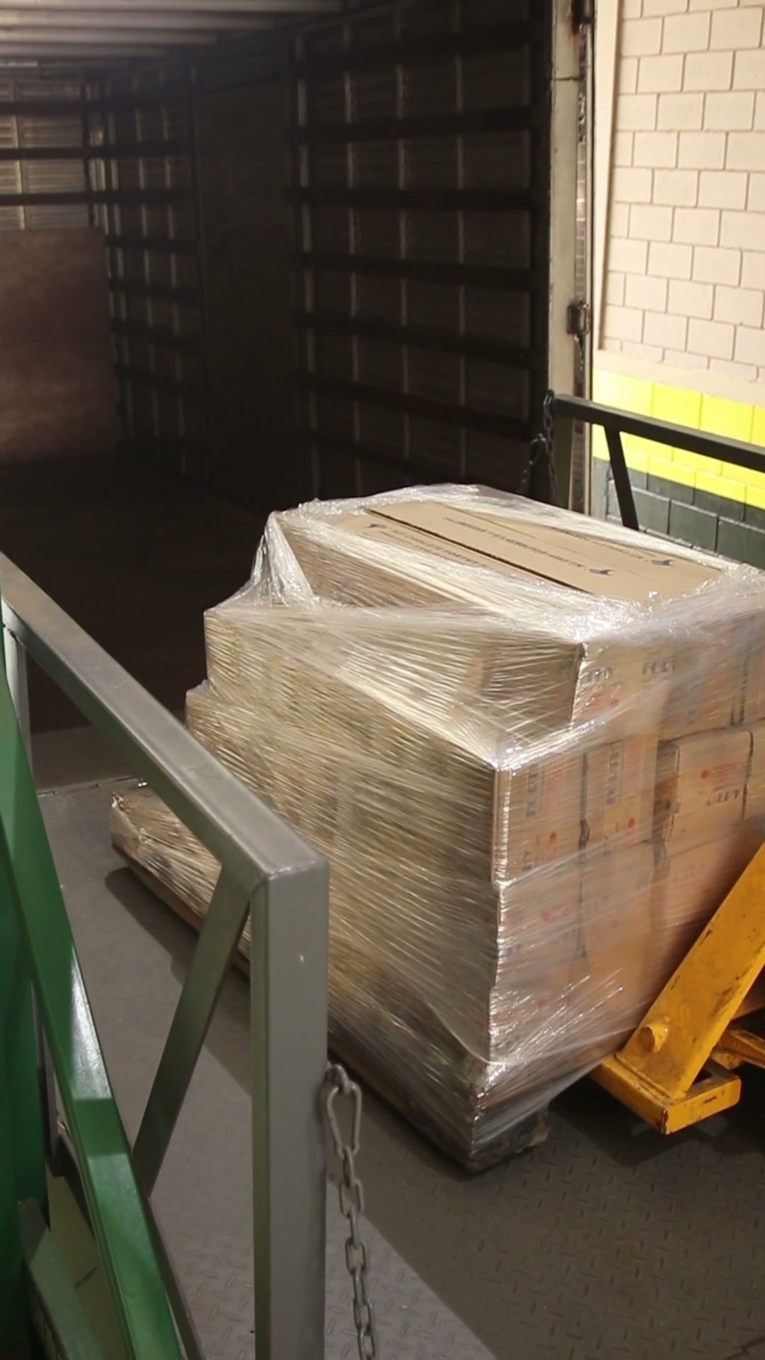 Palete de caixas Forthy já carregado dentro do caminhão de entrega, pronto para sair da fábrica
