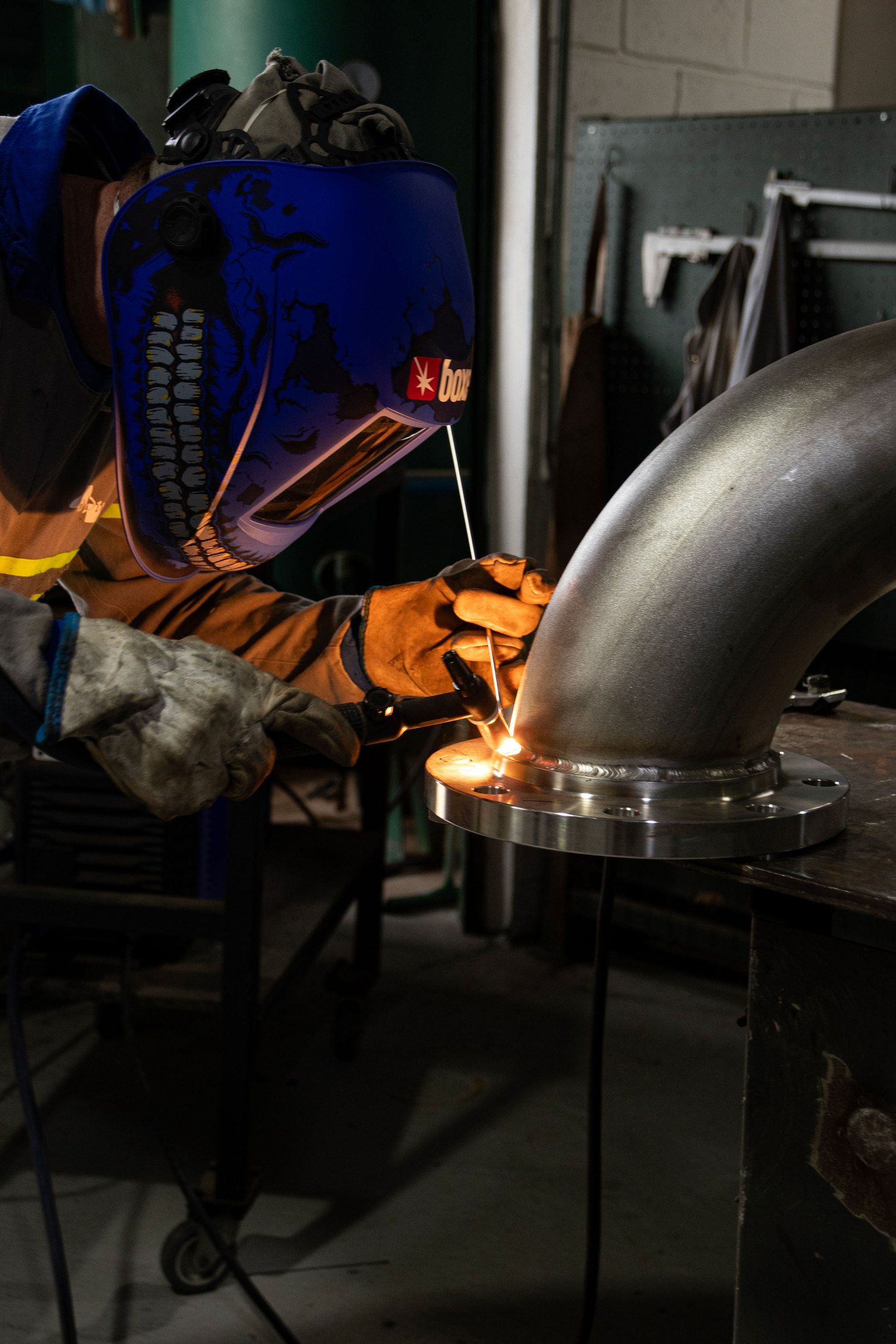 Funcionário da Forthy soldando um flange em tubo de aço inox de grande diâmetro, na fábrica em Porto Feliz/SP